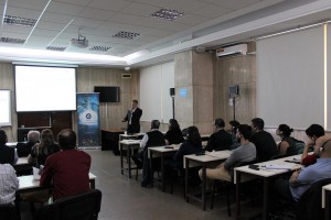 Dmitrii Samokhin brinda la conferencia en la FIUBA.