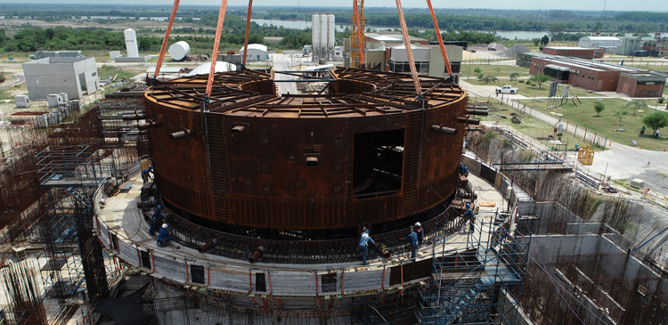 El montaje de un nuevo módulo marca otro hito en la construcción del reactor nacional CAREM