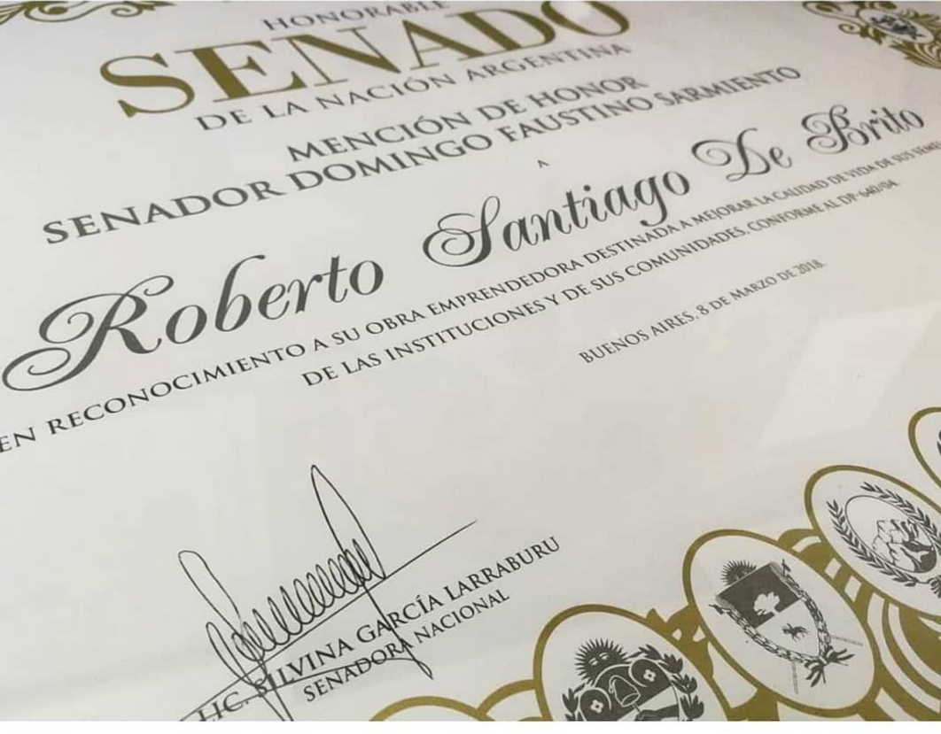 EL SENADO DISTINGUIÓ CON UNA MENCIÓN DE HONOR A ROBERTO SANTIAGO DE BRITO