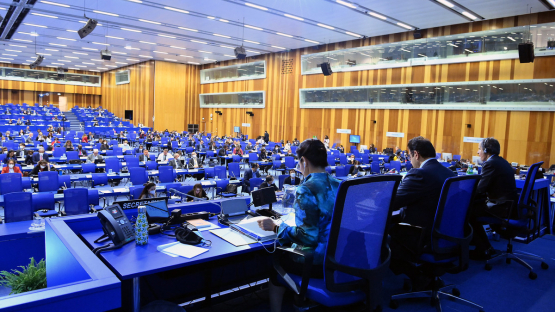Fortalecimiento de los esfuerzos multilaterales: resoluciones aprobadas en la Conferencia General del OIEA