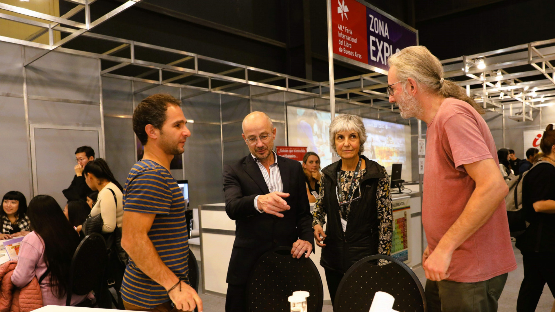 El presidente de la CNEA recorrió el espacio del Instituto Balseiro en la Feria del Libro