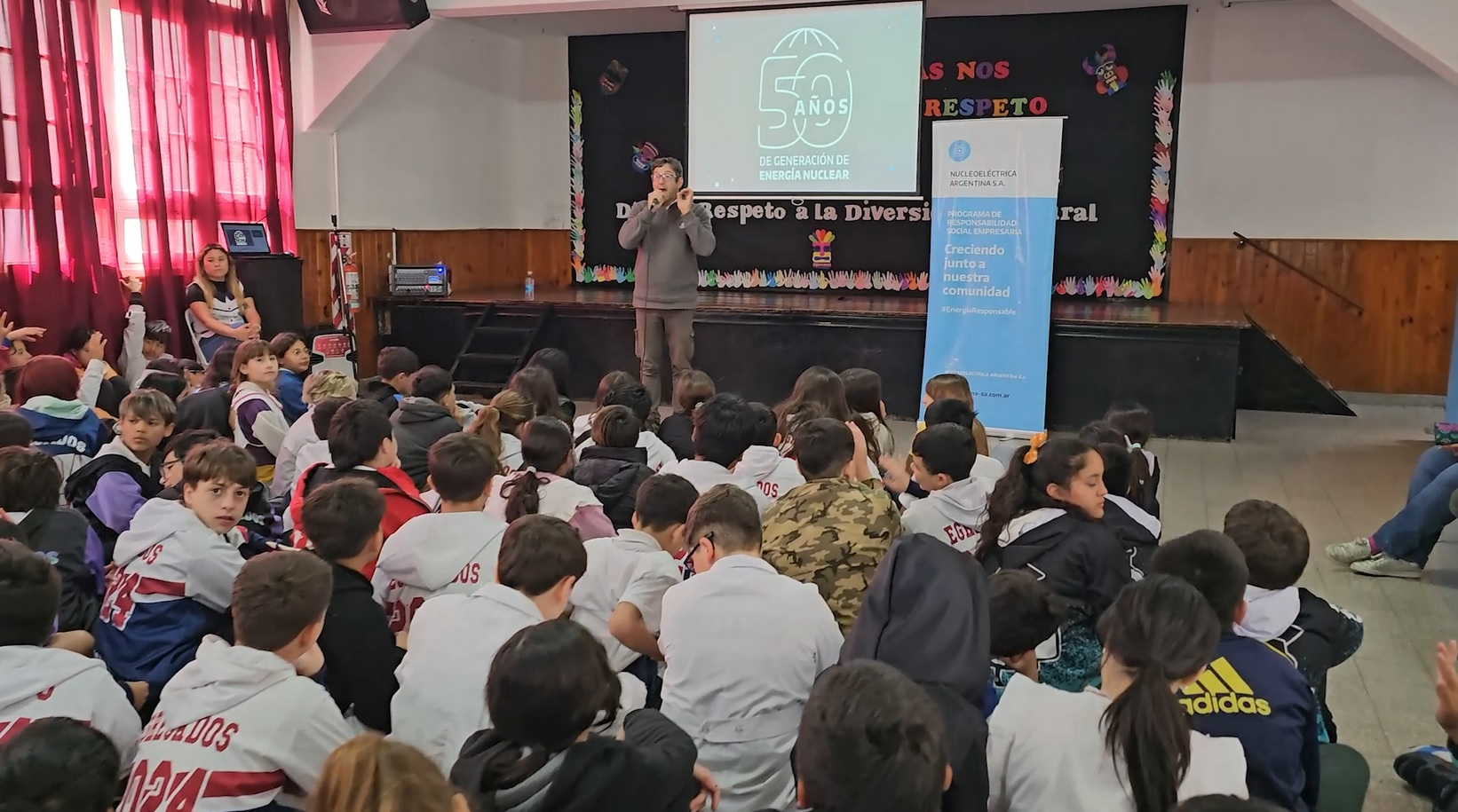 Nucleoeléctrica reafirma su compromiso con la educación y la comunidad a través de charlas en escuelas de Zárate y Lima