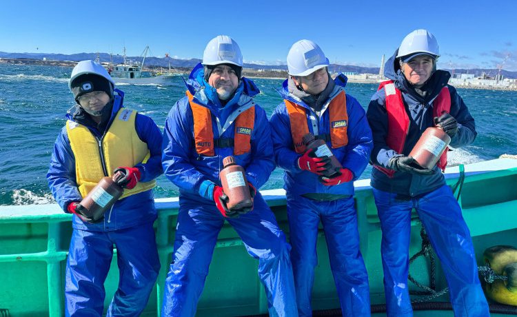 El Director General del OIEA se suma a expertos internacionales para tomar muestras de agua de mar cerca de Fukushima