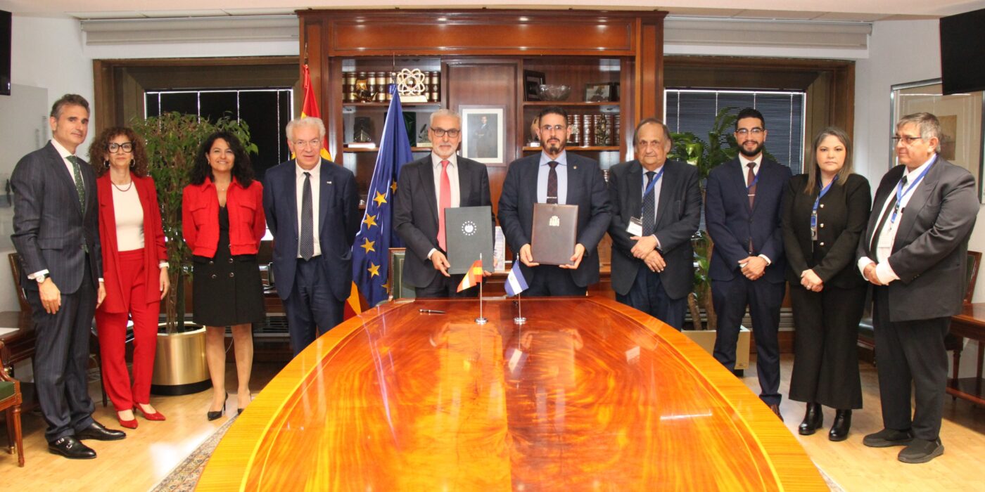 El Salvador se fija en España ante su interés por la energía nuclear