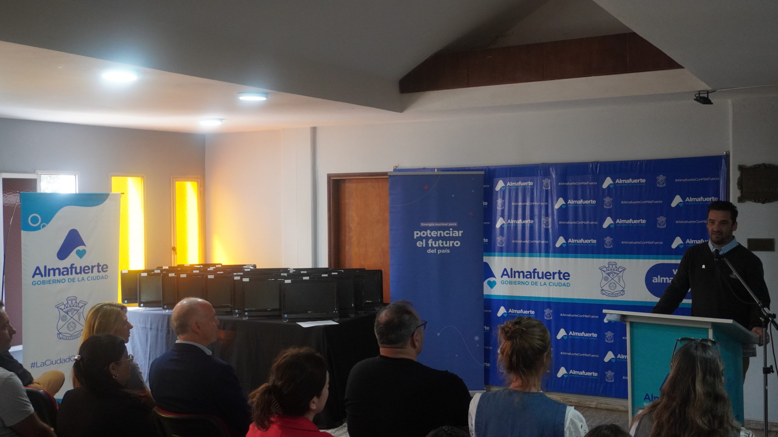 Nucleoeléctrica entregó 84 computadoras a escuelas de Almafuerte